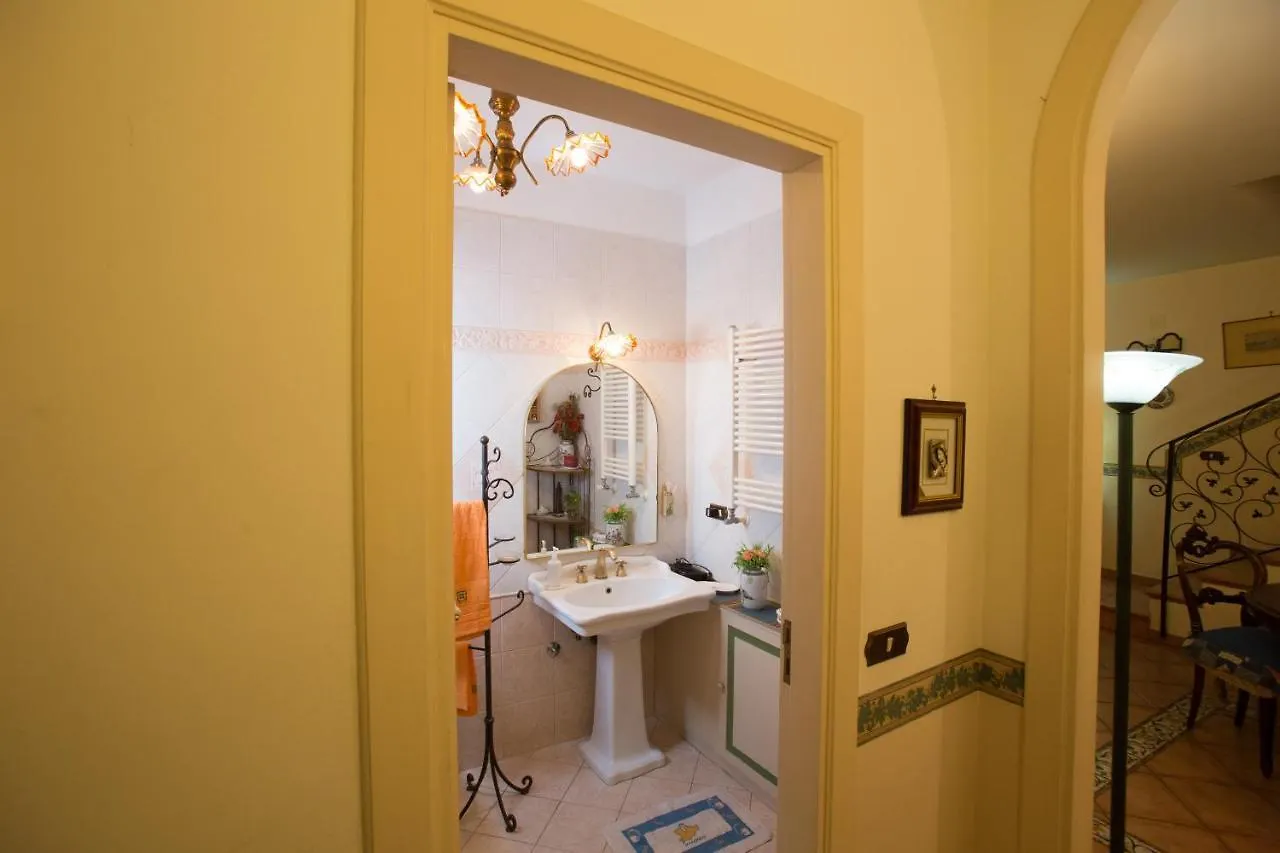 Bed and Breakfast La Via dei Presepi Napoli 0*,  Italia